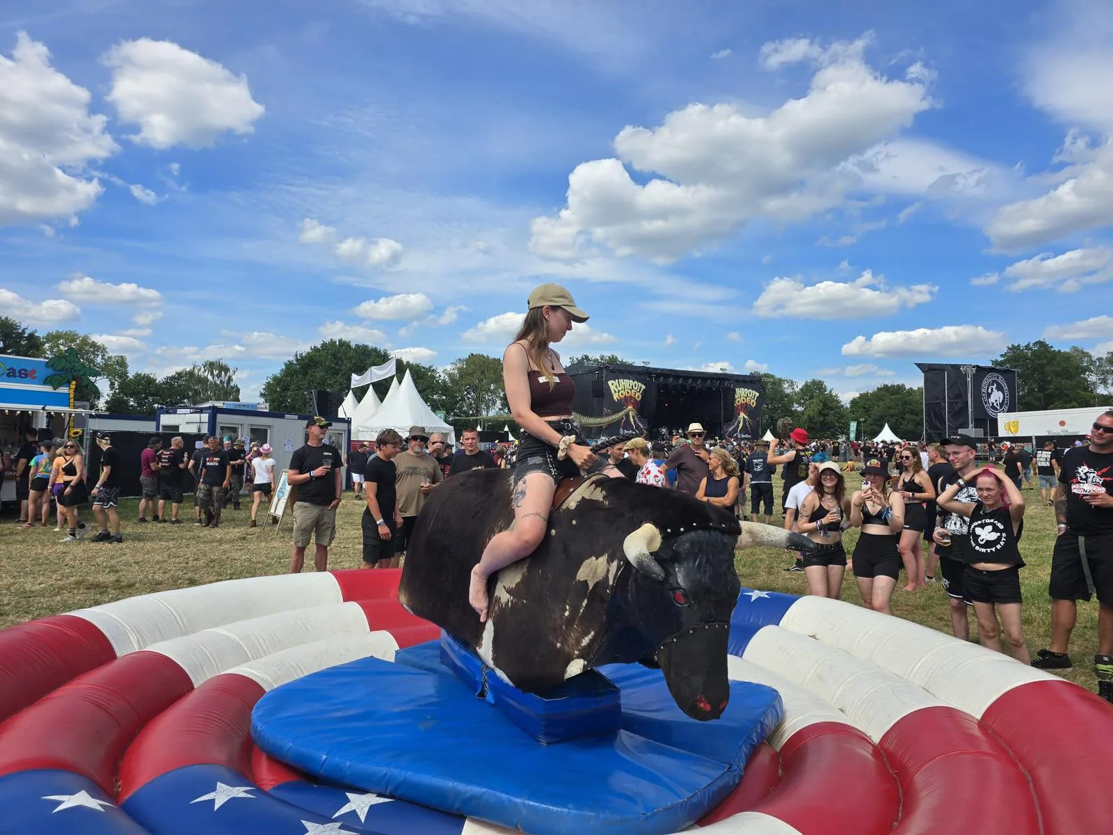 Teilnehmerin beim Bullriding auf dem Festivalgelände